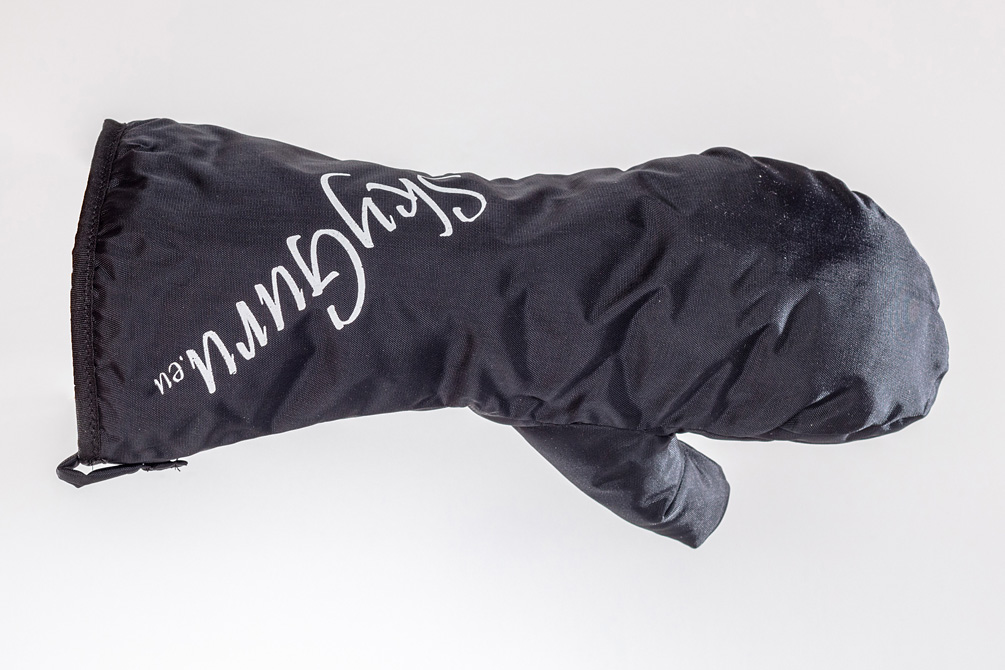 SkyGuru mittens detail