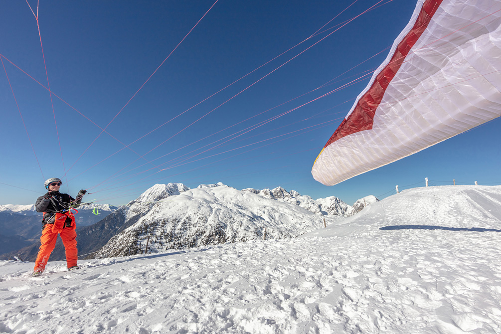 SkyGuru mittens in action